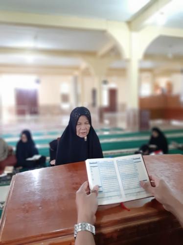 Nenek Yusmaniar, Semangat Menghafal di Usia Senja