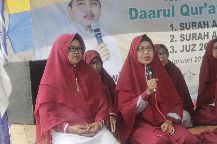 Wisudawati 62 Tahun dari Kaliwadas